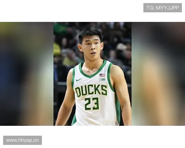 林葳在俄勒冈大学的球场上展示詹姆斯科比等球星的PE球鞋风采